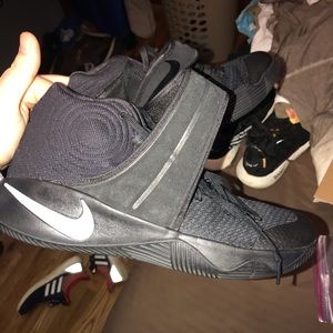 Kyrie 2, all black